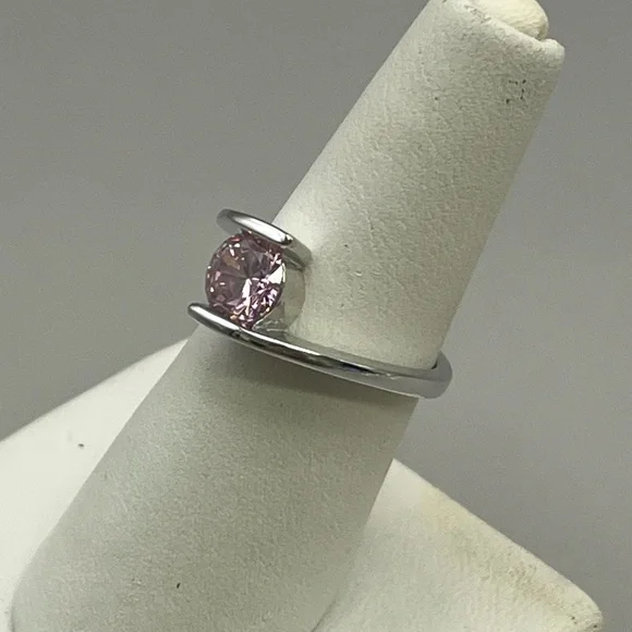 Elegant Silver and Pink Ring with Modern Design - Picture 3 of 4